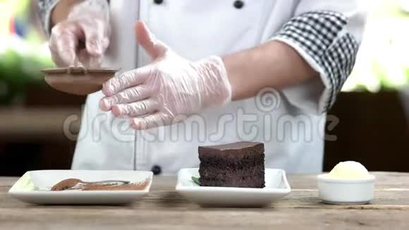厨师装饰甜点视频的预览图