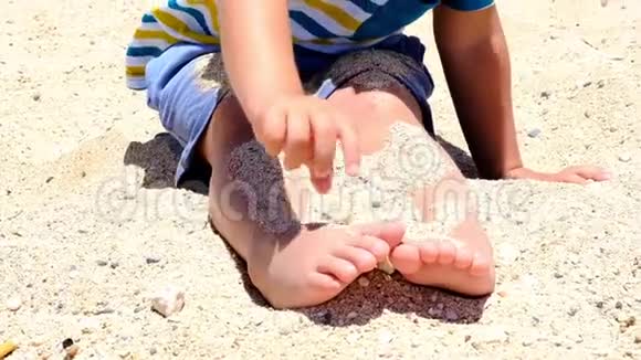 快乐的孩子夏天在海滩上玩沙子孩子们在沙滩上玩耍这种活动有利于感官视频的预览图