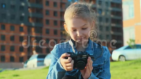 一个拿着相机的小女孩的肖像视频的预览图