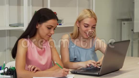 两个漂亮的女生一起学习笔记本电脑视频的预览图