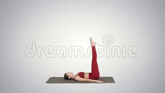 美丽的运动女孩做瑜伽锻炼腹肌力量支持肩倒立阿萨纳萨兰巴萨万加萨纳视频的预览图