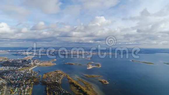 空中全景宁静的湖泊岛屿和现代城市视频的预览图