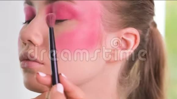 专业化妆师羽毛创意哑光唇膏用于涂在眼睑和眼影上视频的预览图