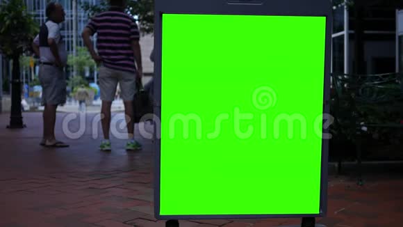 市区钢架上的绿屏广告视频的预览图