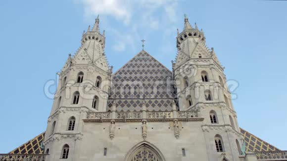 阳光明媚的奥地利维也纳圣斯蒂芬斯大教堂正面视频的预览图