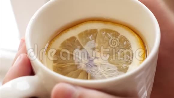 在女孩的手掌上用香茶和柠檬片一份早晨维生素早餐近点视频的预览图