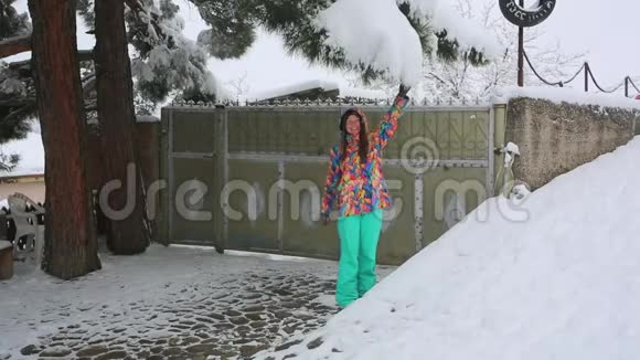 年轻女性在户外享受冬日冬天的雪梦慢动作幸福快乐视频的预览图