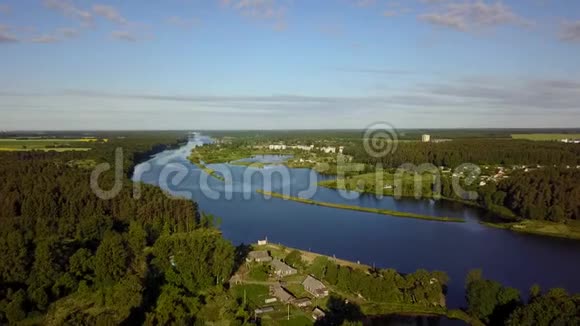 Dvina河西部和Verkhovye村的美丽景观视频的预览图