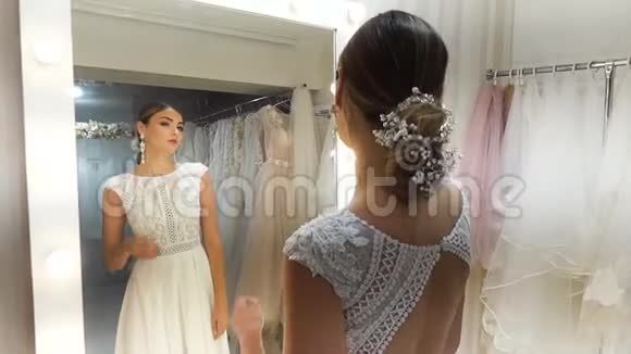美丽的新娘对着镜子摆姿势视频的预览图