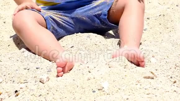 快乐的孩子夏天在海滩上玩沙子孩子们在沙滩上玩耍这种活动有利于感官视频的预览图