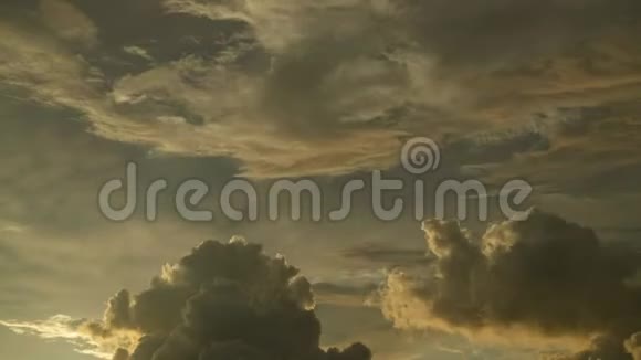 日落或日出背景下云在天空中移动的时间流逝视频视频的预览图