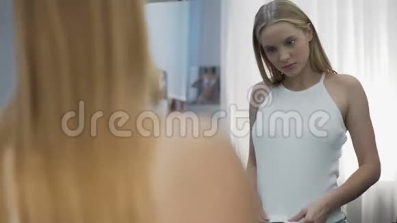 穿着新白衬衫的女孩近镜青春期发育未来模特视频的预览图