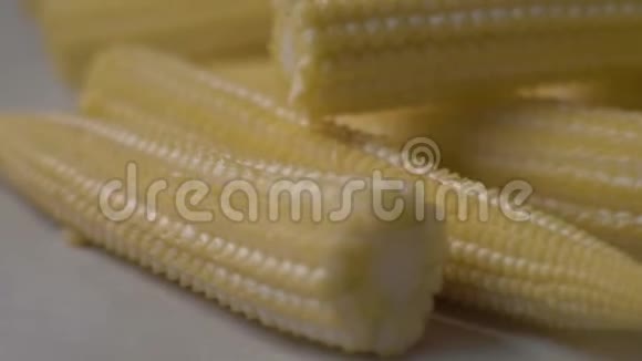 新鲜的玉米躺在桌子上4K食物录像新鲜玉米的特写概念食谱的片段视频的预览图