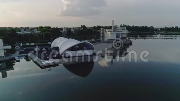 在湖边举行婚礼湖边庆祝活动的大型帐篷视频的预览图