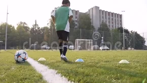 小足球运动员参加足球训练视频的预览图