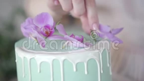 糖果装饰整齐的绿松石婚礼饼干蛋糕与粉红色兰花视频的预览图