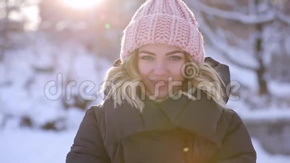 快乐的女人从手里吹雪视频的预览图