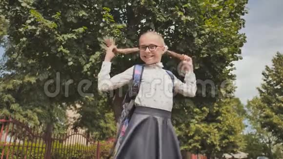 快乐的十一岁的女学生在一个夏天的时候在摄像机前摆姿势视频的预览图