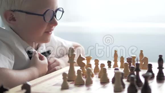 一个金发男孩正在下棋视频的预览图