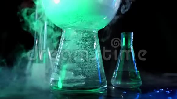 化学的概念测试演示和实验教育装有五颜六色液体的面粉在视频的预览图