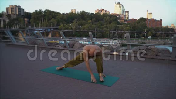 秃头青年瑜伽在晨曦都市景观背景下练习体式视频的预览图