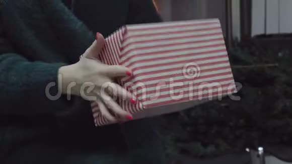 圣诞礼物女人拿着圣诞礼物视频的预览图