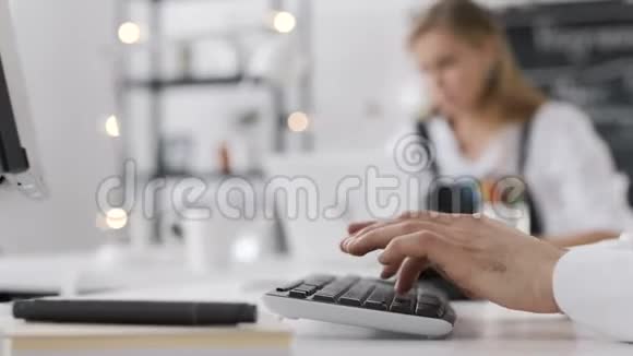 办公室电脑键盘上的商务人员工作或打字计划启动视频的预览图