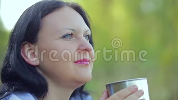 快乐的年轻女人喝杯茶视频的预览图