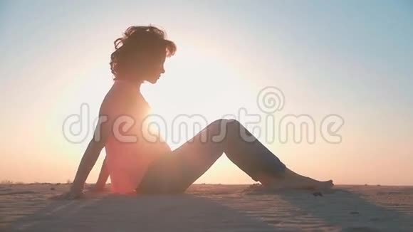 沙滩上的女人视频的预览图