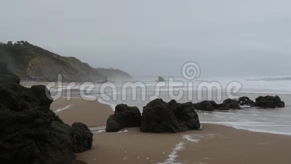 恶劣天气下的海浪景色视频的预览图