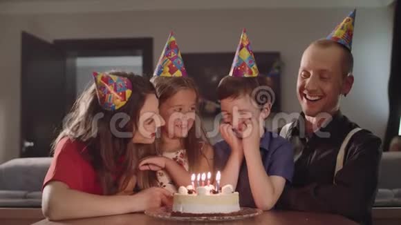 男孩许愿在生日蛋糕上吹蜡烛视频的预览图