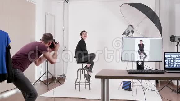 时尚模特摆姿势给专业摄影师视频的预览图