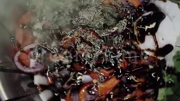 干菜正落在用酱油覆盖的切碎的蔬菜上视频的预览图