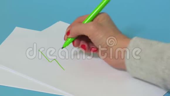 女人画绿色云杉形状的白色视频的预览图