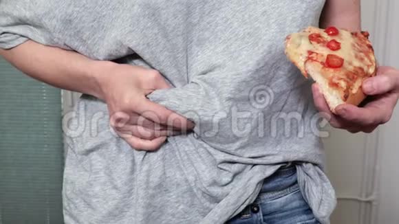 有匹萨的女人不健康的饮食观念视频的预览图