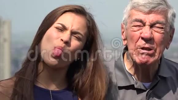愚蠢的西班牙裔祖父和孙女视频的预览图
