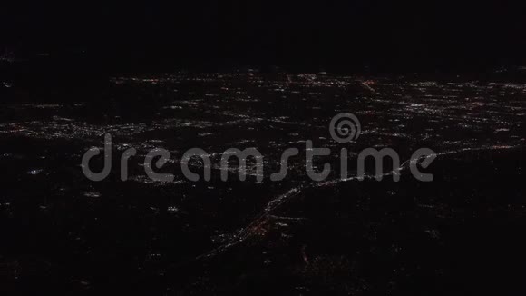 从飞机上看到夜晚的城市灯光视频的预览图