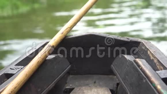 一艘木制小船的前部视频的预览图