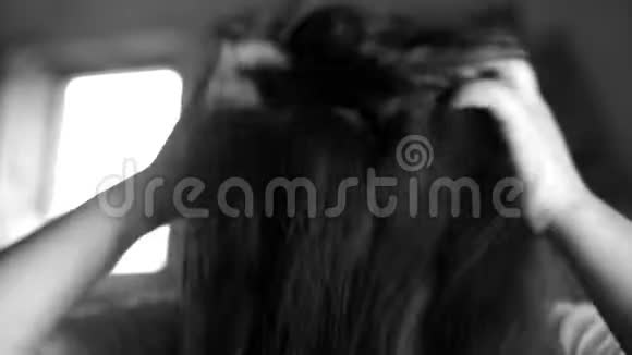 近距离拍摄有棕色头发的雌性用她的手按摩背景模糊视频的预览图