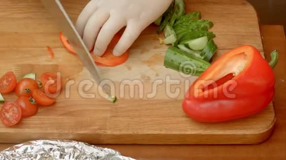 男性手切红辣椒做沙拉视频的预览图