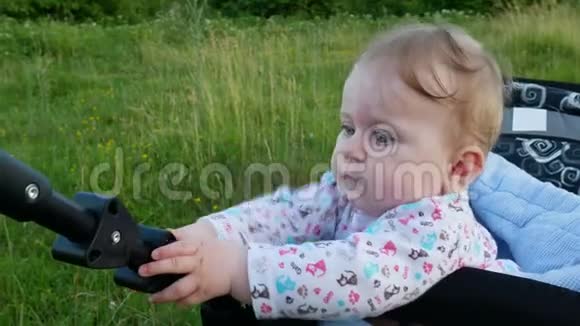 婴儿车里的女孩视频的预览图