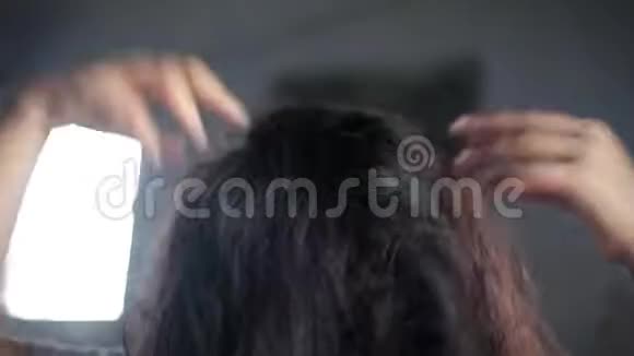 近距离拍摄有棕色头发的雌性用她的手按摩背景模糊视频的预览图