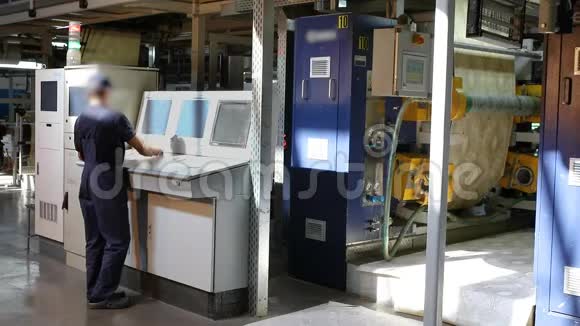 壁纸生产厂自动化壁纸生产线一名男子靠近机器控制面板视频的预览图