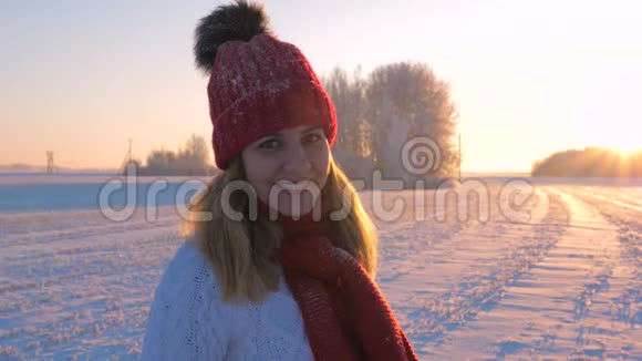冬日霜冻夕阳暖暖中的美女写真慢动作4K视频的预览图