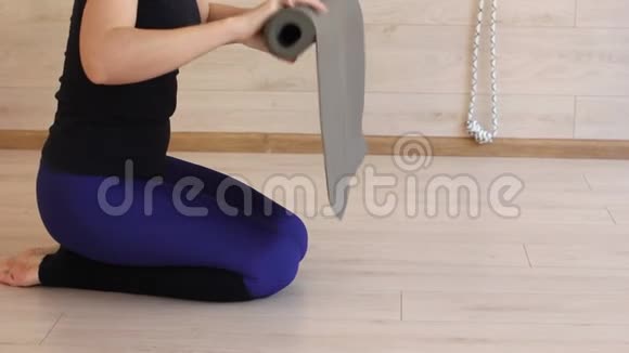 女子完成瑜伽课视频的预览图