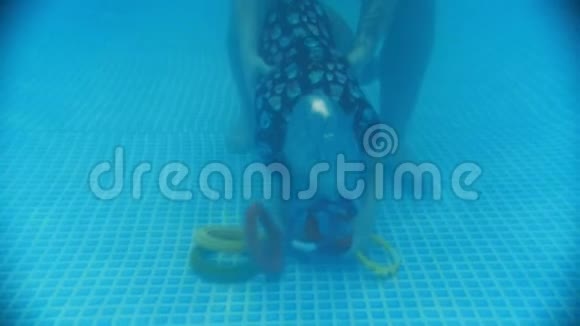 儿童脑瘫的水康复程序一个孩子从底部抓起一个玩具水下视频的预览图