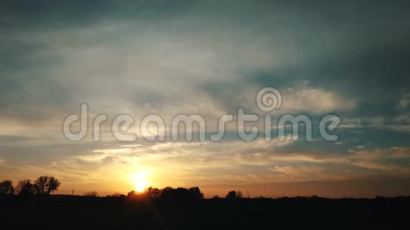 炽热美丽的日落时间流逝4K视频的预览图