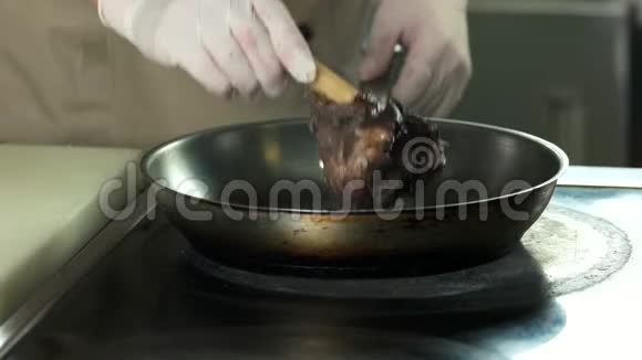 厨师烤羊腿视频的预览图