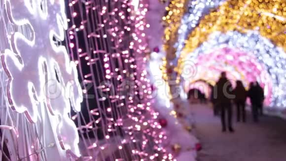 关闭发光明亮的雪花彩色灯泡在光隧道视频的预览图