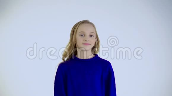 年轻女孩举起手臂在背景中欢呼视频的预览图